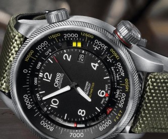 The altimeter of the Oris Big Crown ProPilot Altimeter is activated by unscrewing the crown into ‘Position 1’, indicated by a red ring. Once set, the watch shows the current altitude via a yellow indicator, and the corresponding air pressure via a red indicator.